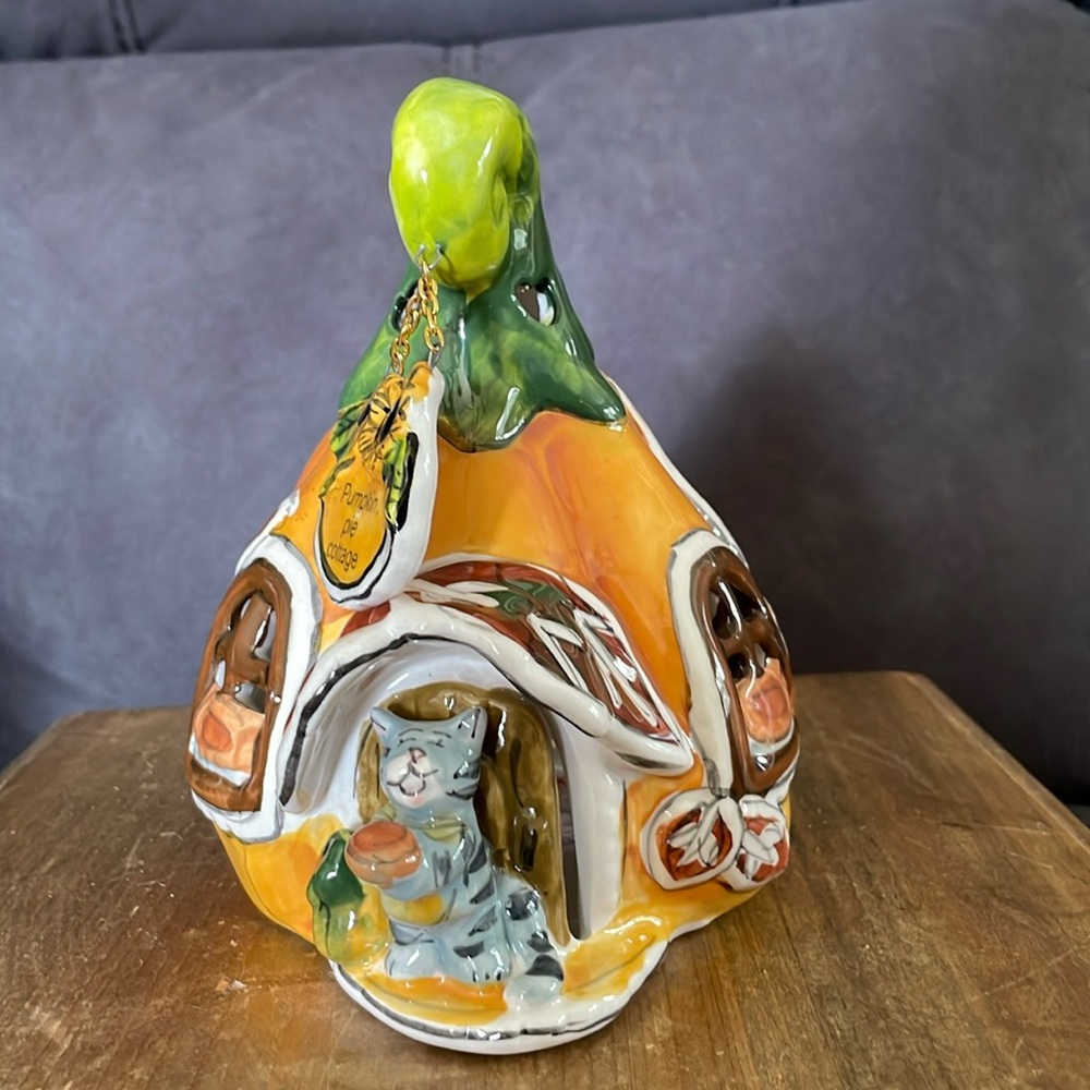 🌎Blue Sky “Pumpkin Pie Cottage” tea light candle holder.Cute Cat Holding a Pie